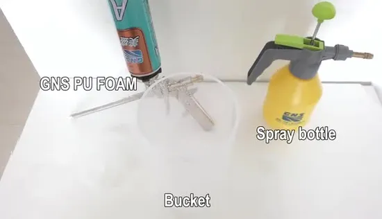 Produit adhésif à base de mousse de polyuréthane à usage général pour combler les espaces et les trous